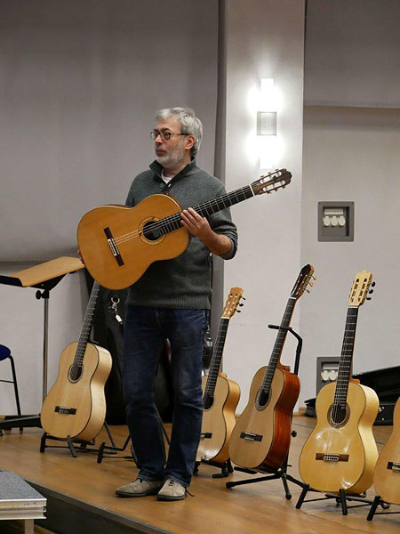 Hermann Gräfe bei der Vorstellung seiner Gitarren - Foto: Michaela Schroll