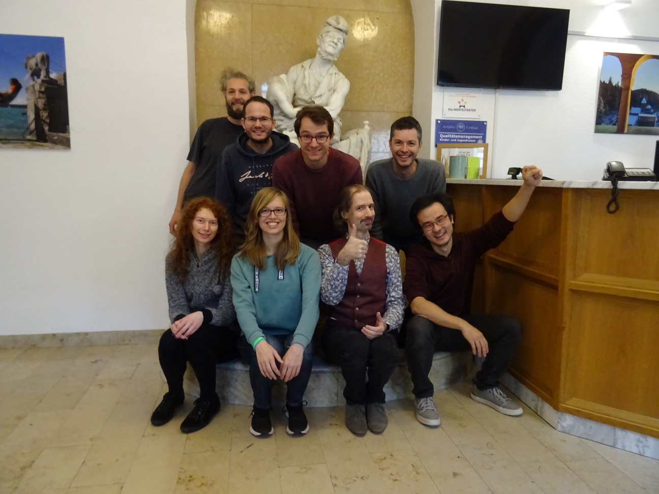 Bayuna und eine Statue