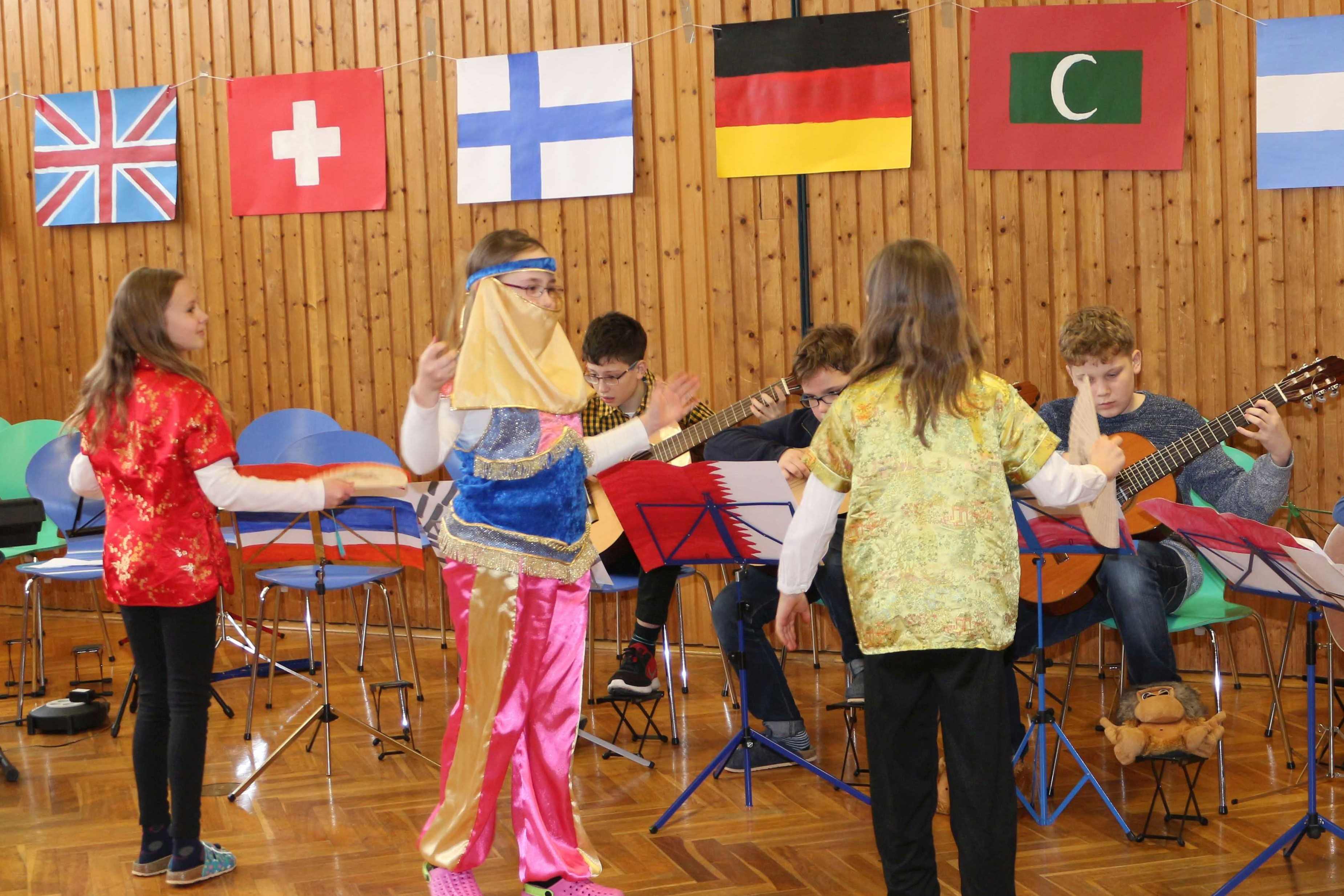 Als Menschen aus aller Welt verkleidete Kursteilnehmer:innen