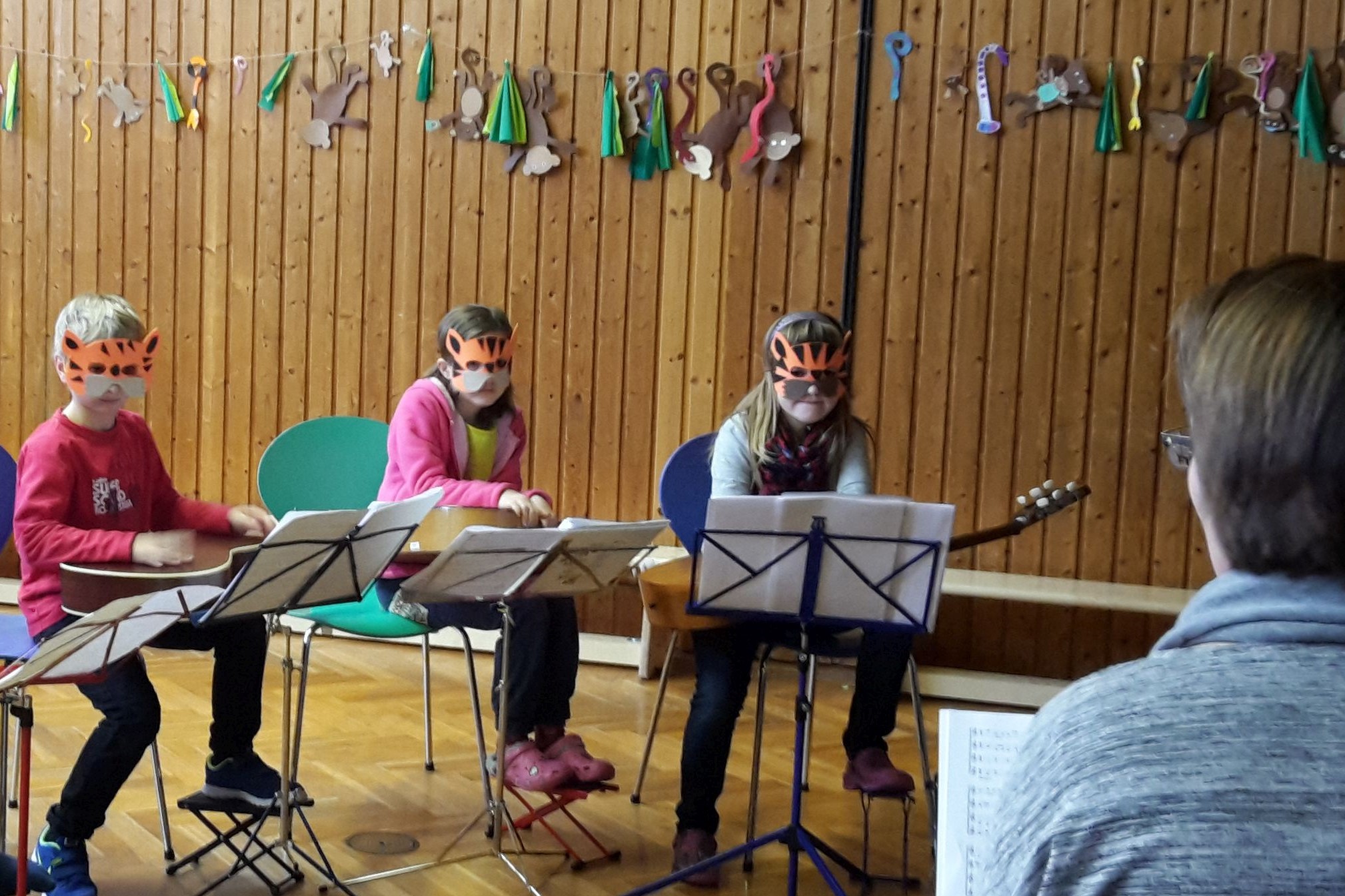 Als Tiere verkleidete Kursteilnehmer:innen