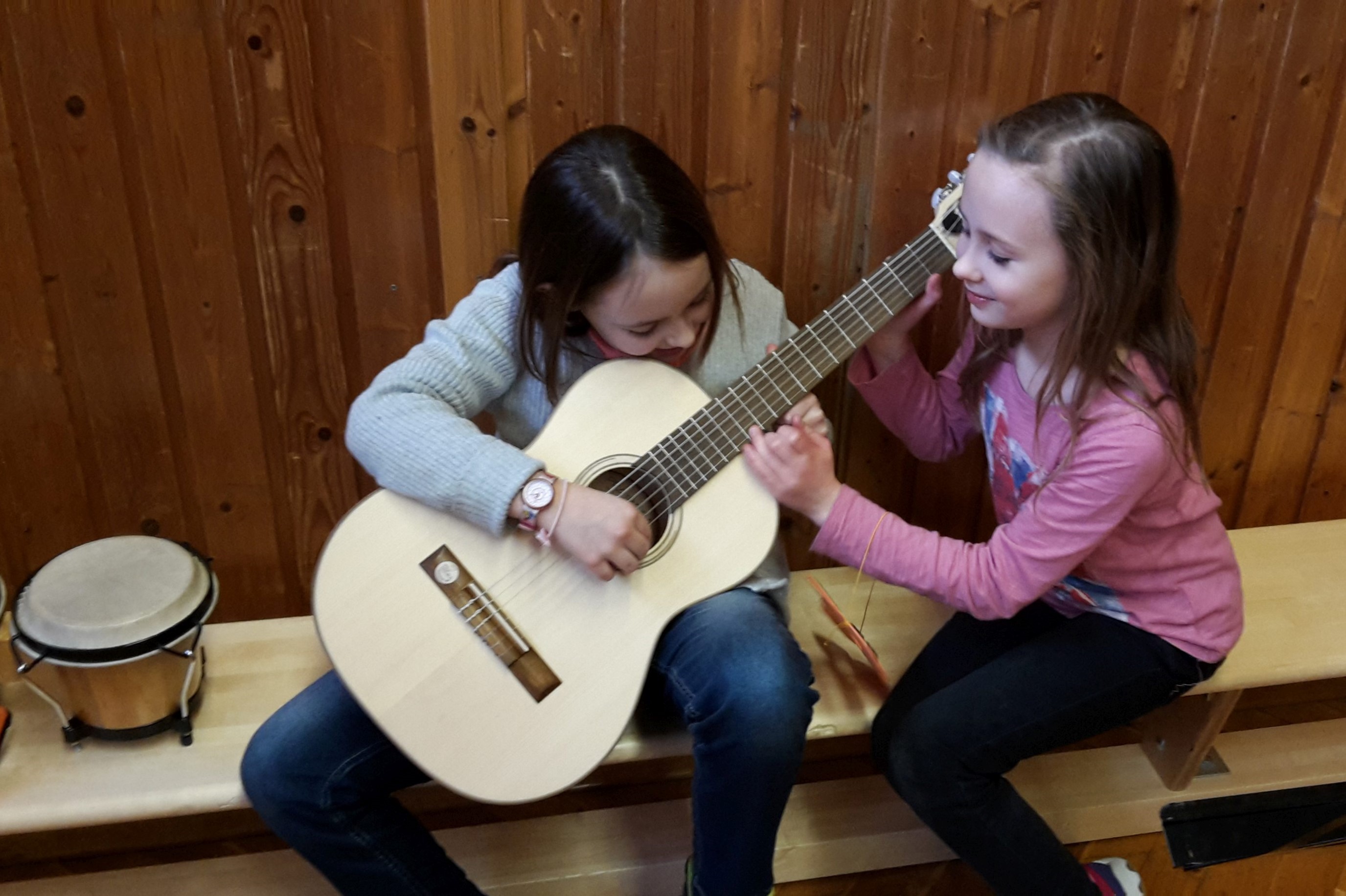 Experimente zu zweit auf einer Gitarre