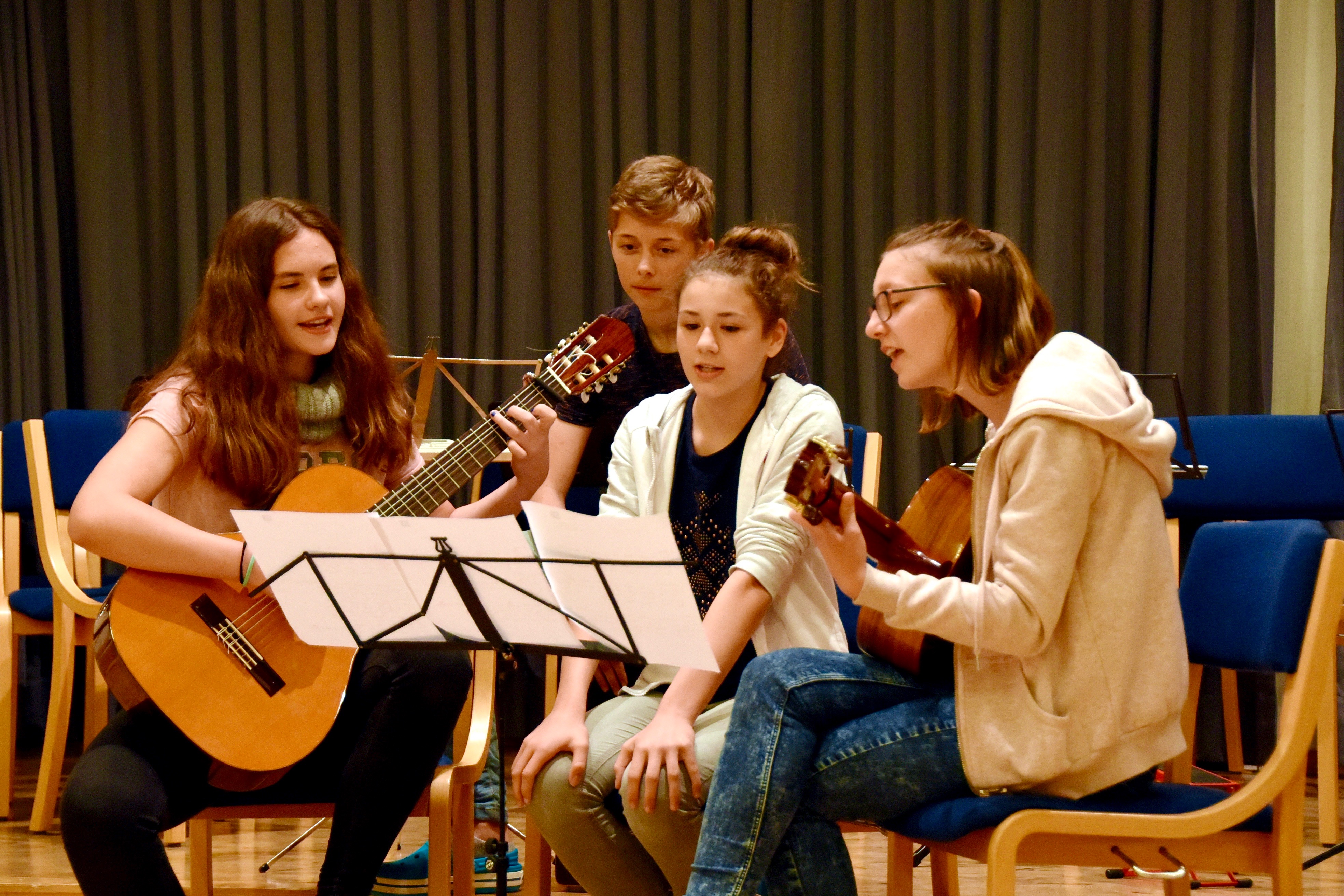 Teilnehmende singen beim Osterkurs