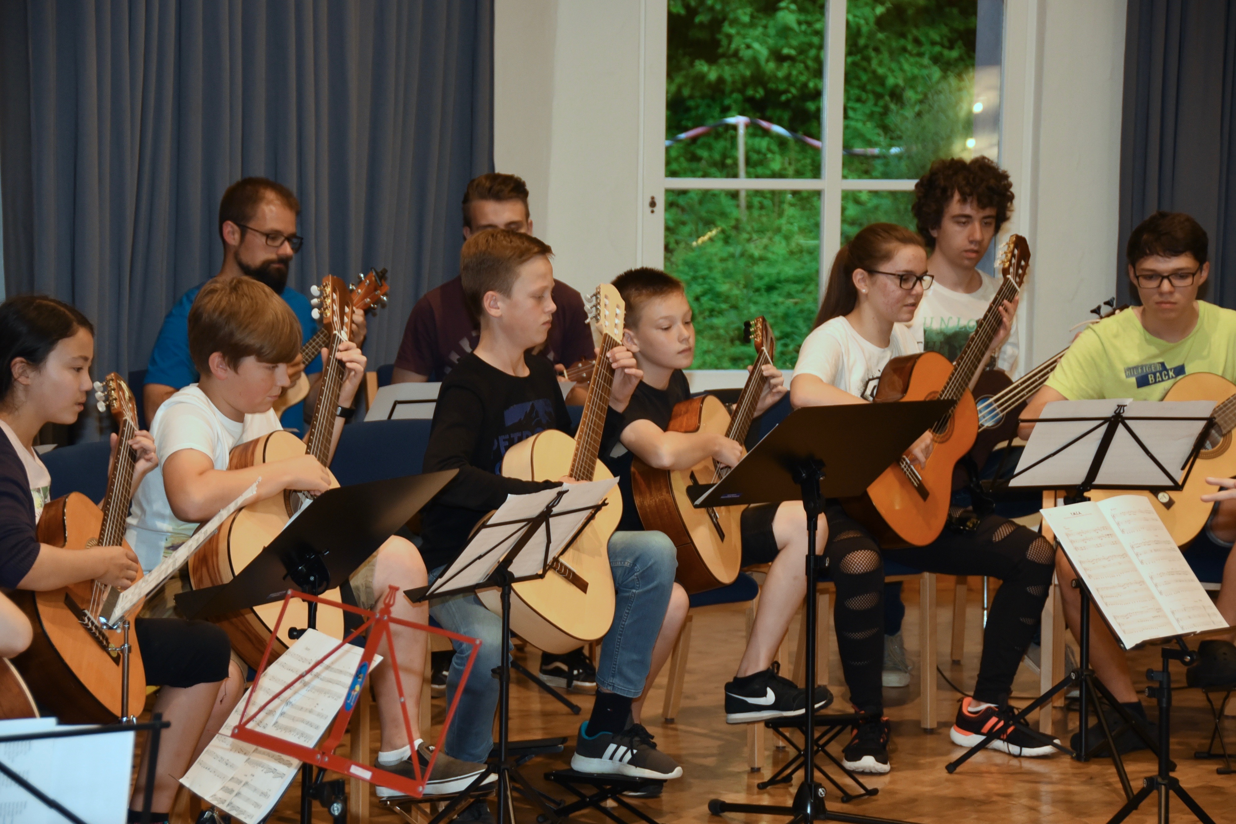 Teilnehmende musizieren beim Abschlusskonzert des Osterkurs