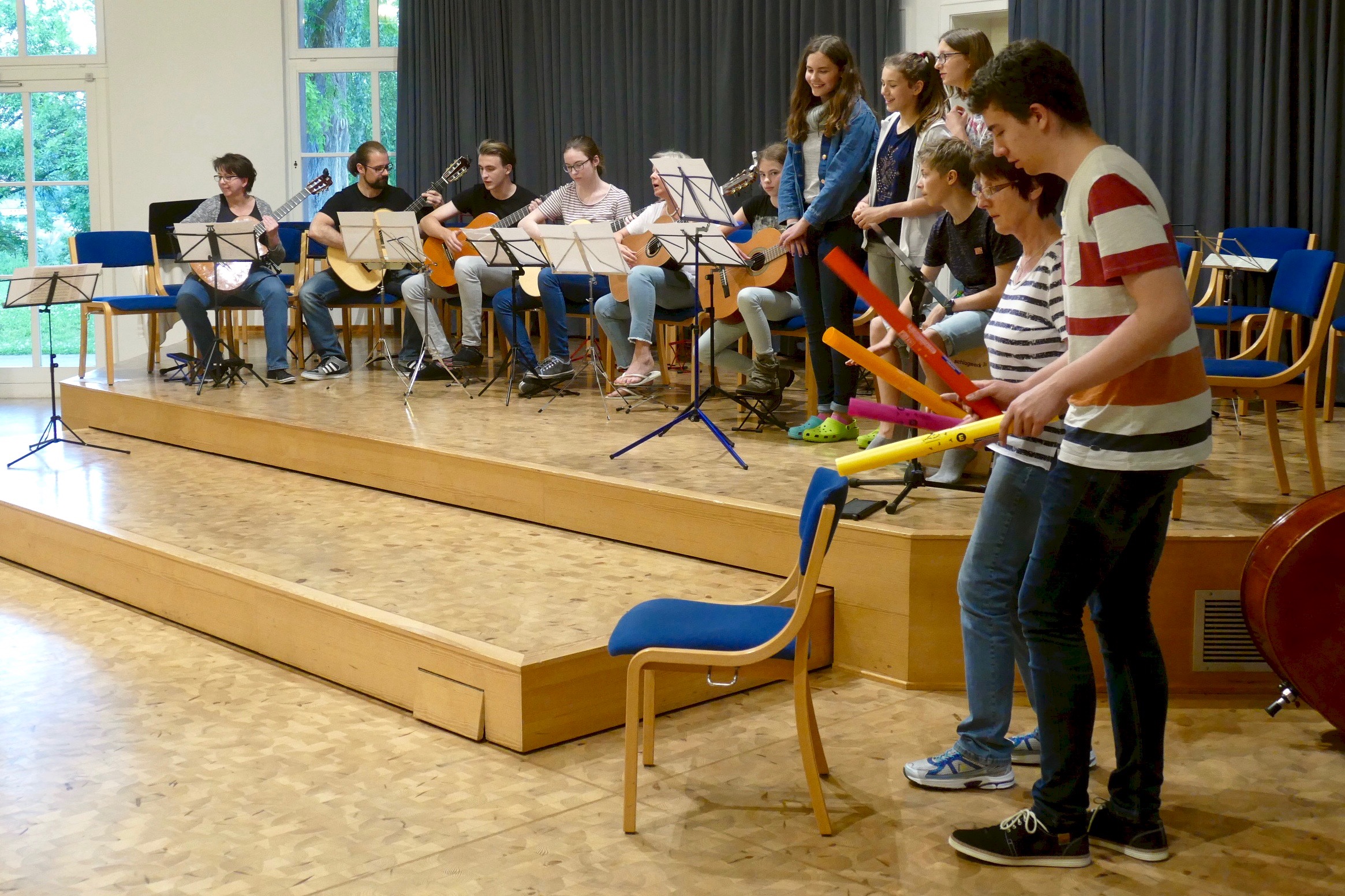 Ein gemischtes Ensemble mit Boomwhackers musiziert beim Pfingstkurs
