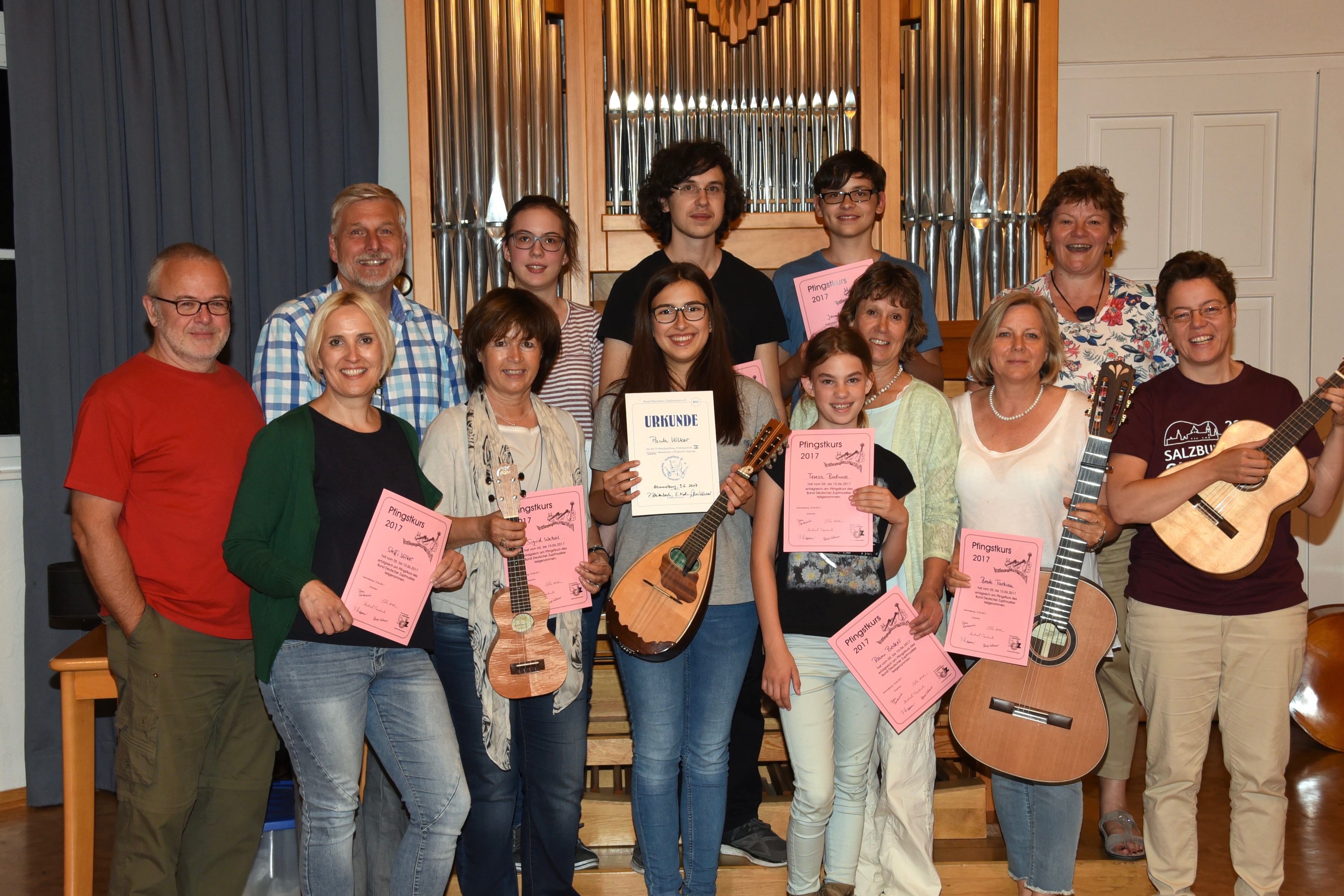 Teilnehmende erhalten ihre Teilnahmeurkunden beim Pfingstkurs