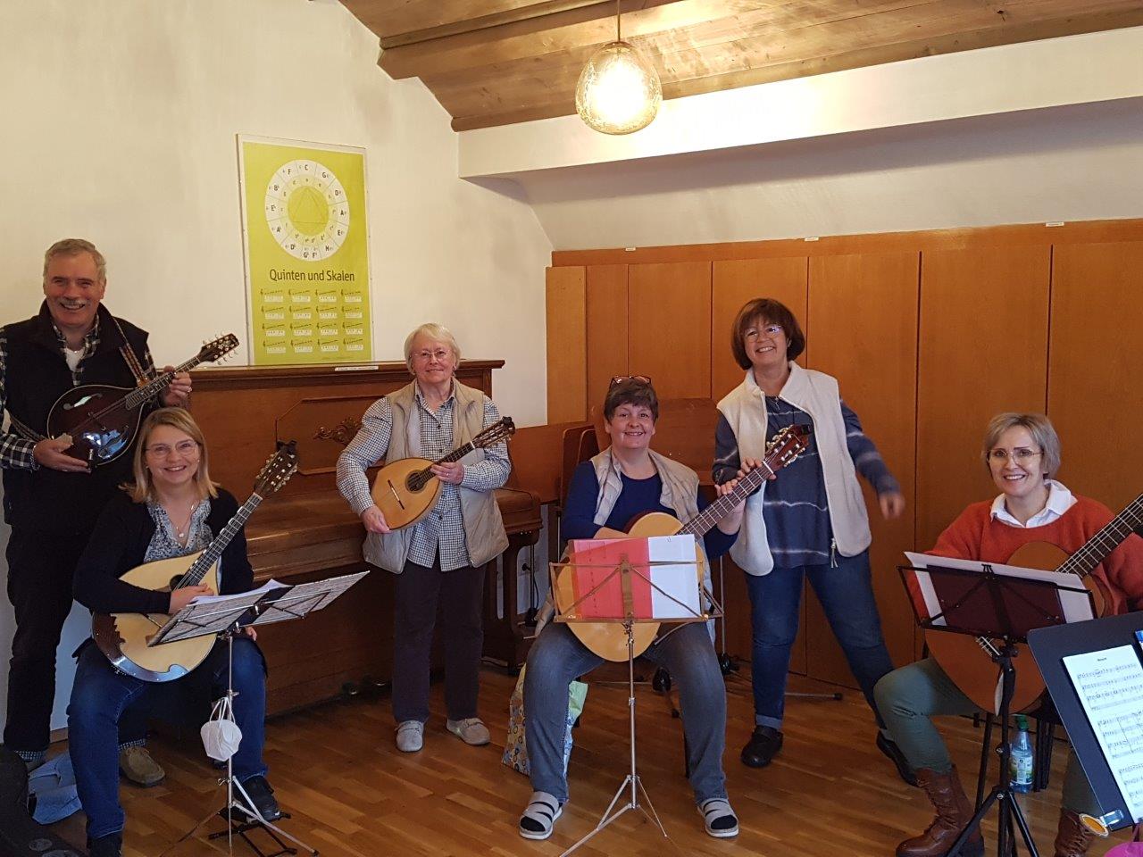 Teilnehmende des uHu-Orchesters mit vielen Instrumenten