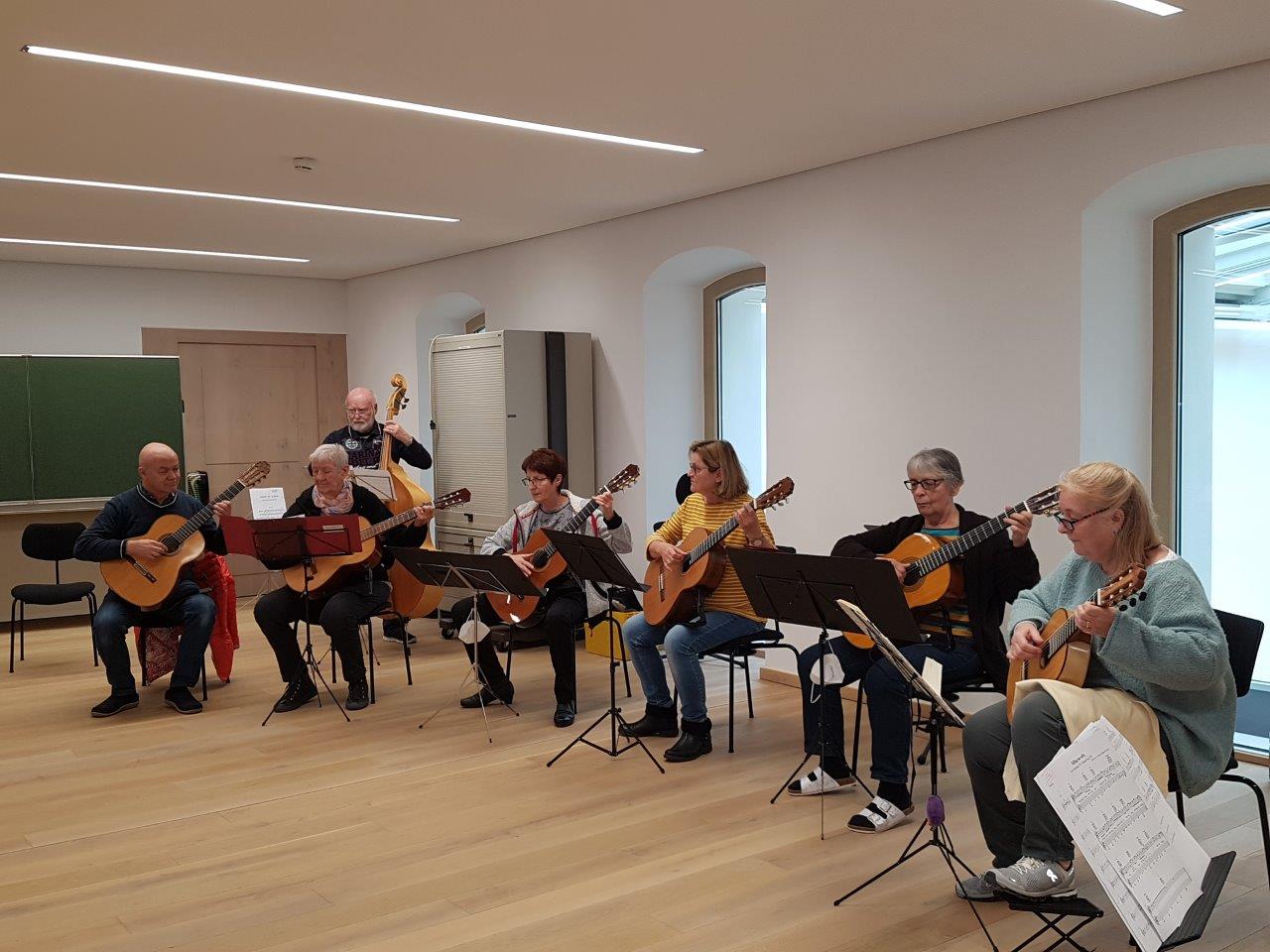 Teilnehmende des uHu-Orchesters bei der Probe