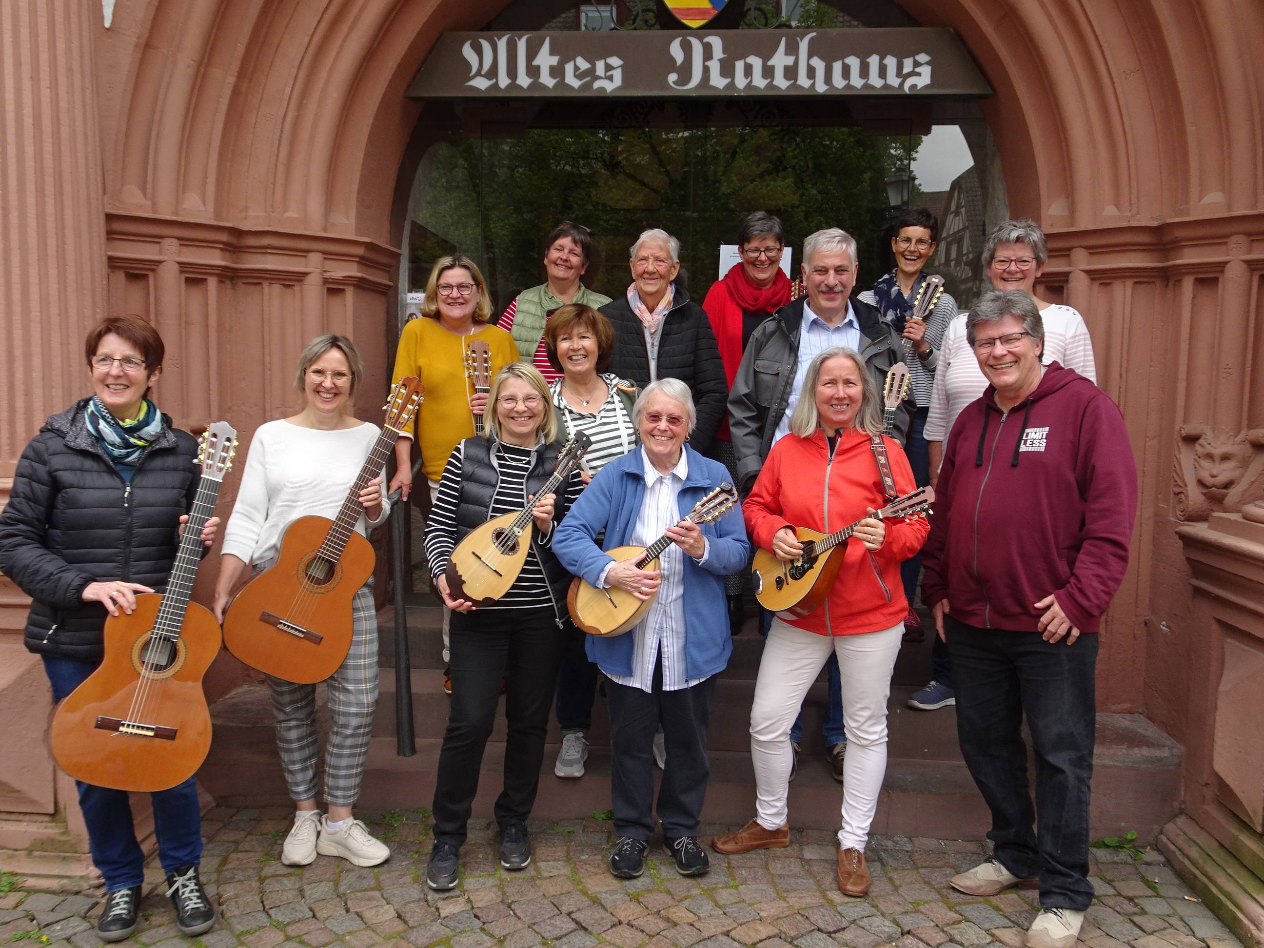 Teilnehmende des uHu-Orchesters vor dem alten Rathaus Lohr